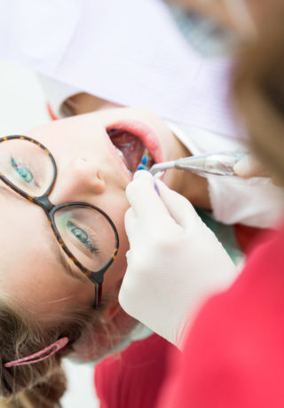 Operazione dentale bambina Studio Hodos Ortodonzia
