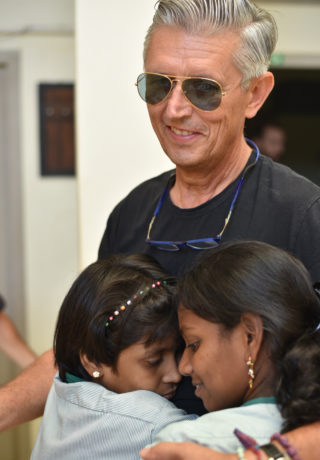 Ugo d'Aloja e bambini in India
