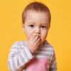 La suzione non nutritiva: mettere il “dito in bocca” può danneggiare i denti?