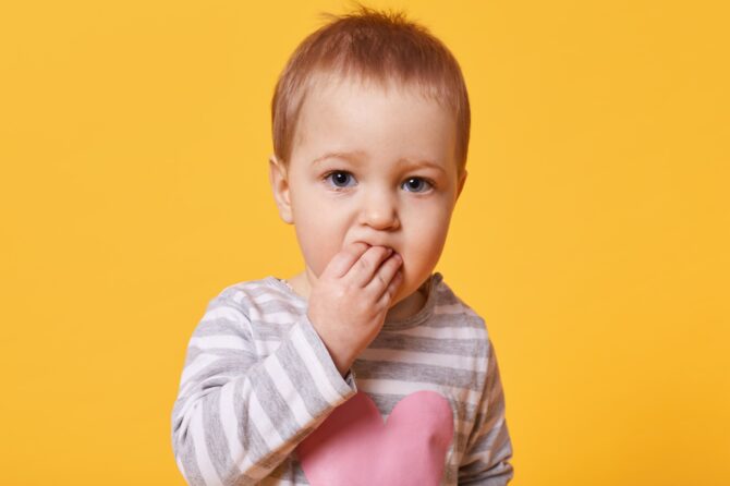 La suzione non nutritiva: mettere il “dito in bocca” può danneggiare i denti?